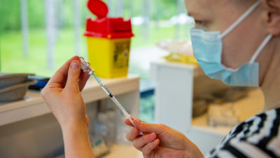 Pfizer-rokotetta valmistava sairaanhoitajat Vantaan Energia Areena rokotuskeskuksessa. 26.5.2021.