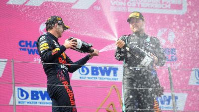 Max Verstappen och Valtteri Bottas på prispallen.