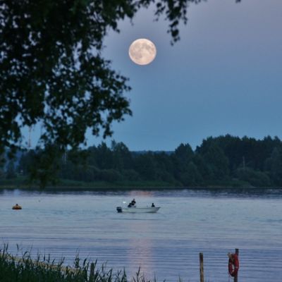 Superkuu Kokemäenjoen yllä Porissa.