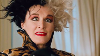 Närbild på Cruella (Glenn Close) i filmen 101 Dalmatians.