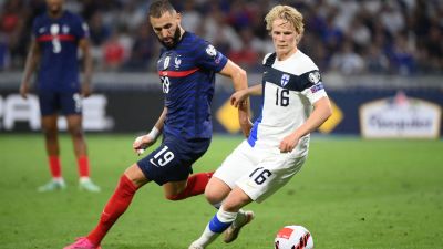 Urho Nissilä och Karim Benzema i VM-kvalmatch.