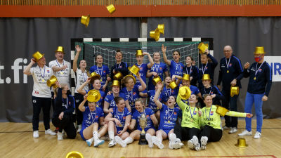 Dickens handbollsdamer poserar med guldhattar efter att ha vunnit FM-guld.
