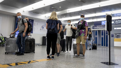 Matkustajia Helsinki-Vantaan lentoaseman saapuvien aulassa.