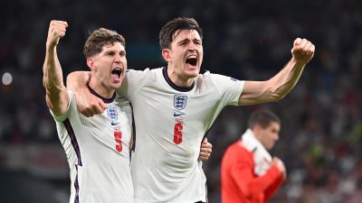 John Stones och Harry Maguire jublar.