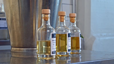 Whiskeyn får olika färg beroende på hurdan tunna den lagras i. Den ljusa har lagrats i en amerikansk tunna och den mörka i en fransk tunna.
