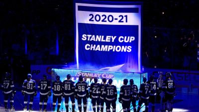 Tampa Bays mästarfana hissas upp i taket.