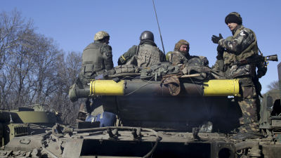 Ukrainska soldater retirerade från den erövrade staden Debaltseve i östra Ukraina den 18 februari 2015.