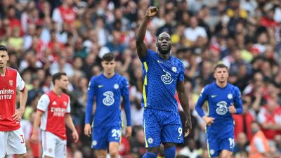 Romelu Lukaku höjer armen mot himlen.