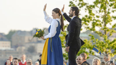 Prins Carl Philip och Sofia Hellqvist firar Sveriges nationaldag på Skansen 2015.