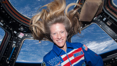 Astronautti Karen Nyberg aluksessaan.