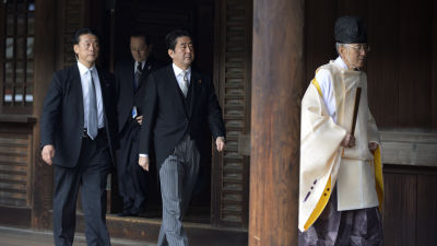 Japans premiärminister Shinzo Abe besöker den kontroversiella helgedomen Yasukuni Jinja.