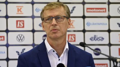 Markku Kanerva talar på presskonferens.