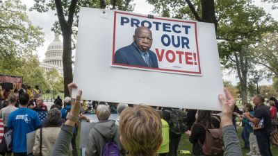 Demonstranter i Washington protesterar utanför kongressen mot försök att stoppa lagar om rösträtt.