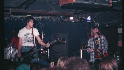 Nirvana live 1990, Krist Novoselic till vänster och Kurt Cobain till höger.