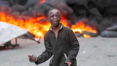 En ung pojke som deltog i stenkastningen under söndagens protester i Port-au-Prince.