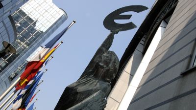 Flaggor utanför EU-parlamentet i Bryssel