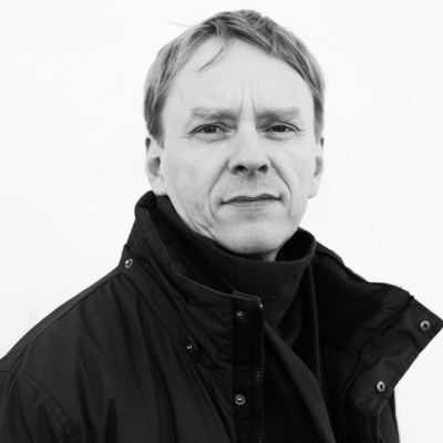 En ljushårig man i mörk jacka.