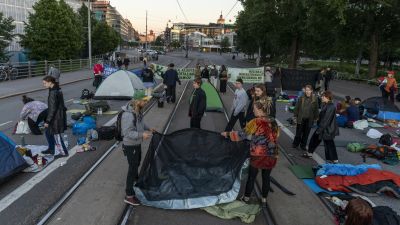 Miljöaktivister slår upp tält på Mannerheimvägen i Helsingfors.