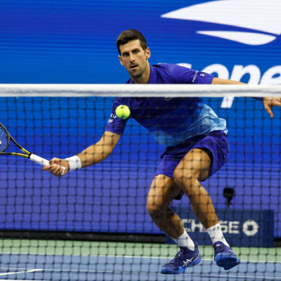 Novak Djokovic lyö palloa. 
