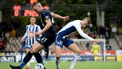 Fenerbahces Attila Szalai och HJK:s Roope Riski kämpar om bollen