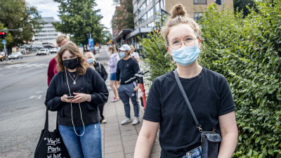 Ella Toiviainen väntar på coronavaccin på tavastgatan.