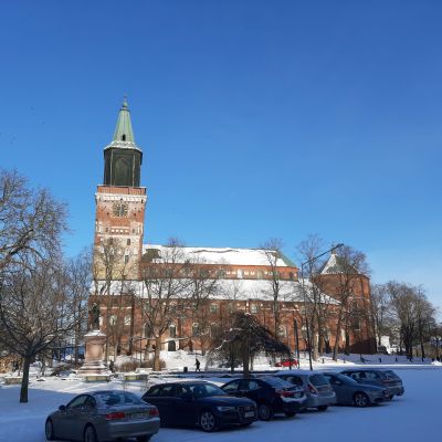 Braheskvären och Åbo Domkyrka en vacker vinterdag med mycket snö.