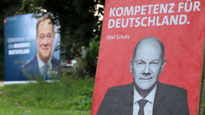 Valaffischer med bilder av Olaf Scholz och Armin Laschet