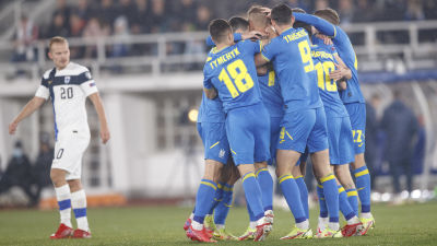 Ukraina jublar efter mål mot Finland.