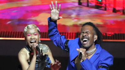 Jeangu Macrooy för Nederländerna i ESC 2021, i blå kostym