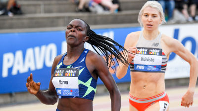Sara Kuivisto skuggar Mary Moraa i kurvan före upploppet.