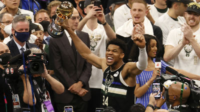 Giannis Antetokounmpo jublar i ett folkhav.