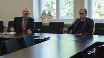 Storbritanniens ambassadör Tom Dodd och försvarsattaché Stephen Boyle (röd slips) på besök i Vasa.