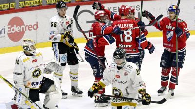 HIFK firar ett mål mot Kärpät i hockeyligan hösten 2021.