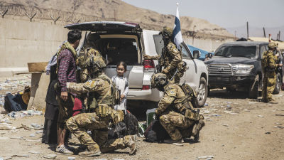 Finländska soldater utför kroppsvisitation vid Kabuls flygplats.