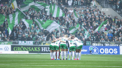 Hammarby-spelare samlas på planen.