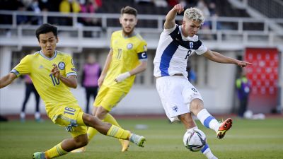 Onni Valakari skjuter i landskamp mot Kazakstan.