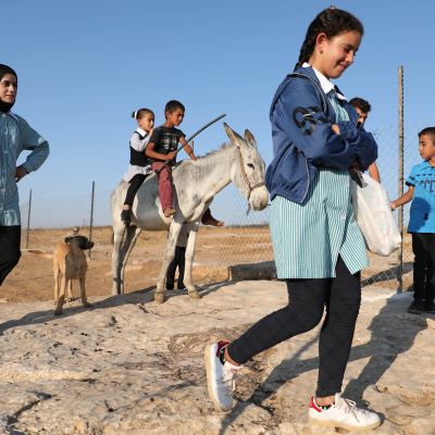 Palestiinalaislapsia koulumatkalla Länsirannalla lukukauden ensimmäisenä päivänä elokuussa 2021.