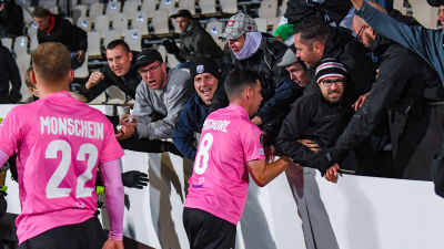 LASK firar seger i Conference League.