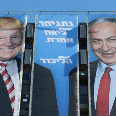 "Netanyahu i en klass för sig" står det på Netanyahus stora valafficher som visar honom och USA:s president Donald Trump. 