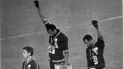 Tommie Smith och John Carlos på prispallen i Mexiko 1968.