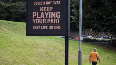 Skylt med varning för att covid-19 inte har försvunnit.