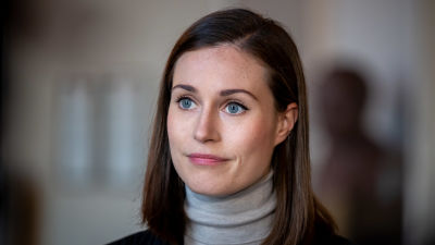 Sanna Marin med allvarlig min, hon tittar inte rakt in i kameran.