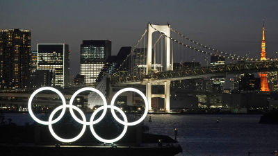 De olympiska ringarna lyser i Tokyonatten.