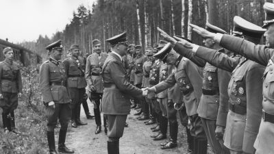 Adolf Hitler hälsas med nazihälsning på Mannerheims 75-årsdag den 4 juni 1942.