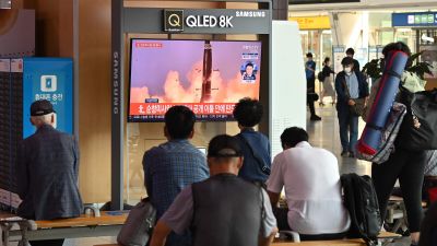 Människor på en järnvägsstation i Seoul följde med nyheterna om den senaste nordkoreanska provskjutningen på onsdag morgon.