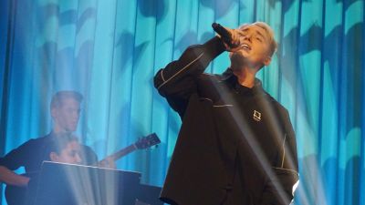 Artisten Isac Elliot uppträder på talkshowen Succékväll