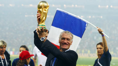 Didier Deschamps håller upp VM-pokalen