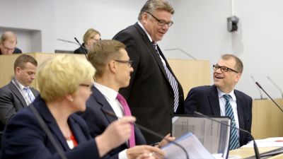 Från vänster: ministrarna Anu Vehviläinen, Alexander Stubb, Timo Soini och Juha Sipilä i riksdagen den 2 juni 2015.
