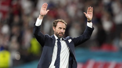 Gareth Southgate tackar publiken.