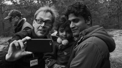 Kaj Arnö tar en selfie med en flykting
